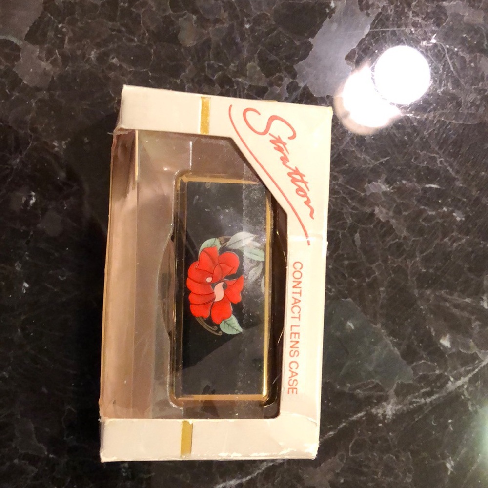 Enamel contact lens case
